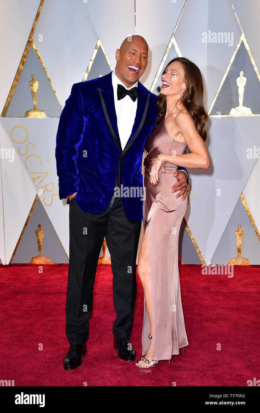 Schauspieler Dwayne "The Rock" Johnson (L) und Lauren Hashian ankommen auf dem roten Teppich für die 89. jährlichen Academy Awards im Dolby Theatre in Hollywood" in Los Angeles am 26. Februar 2017. Foto von Kevin Dietsch/UPI Stockfoto