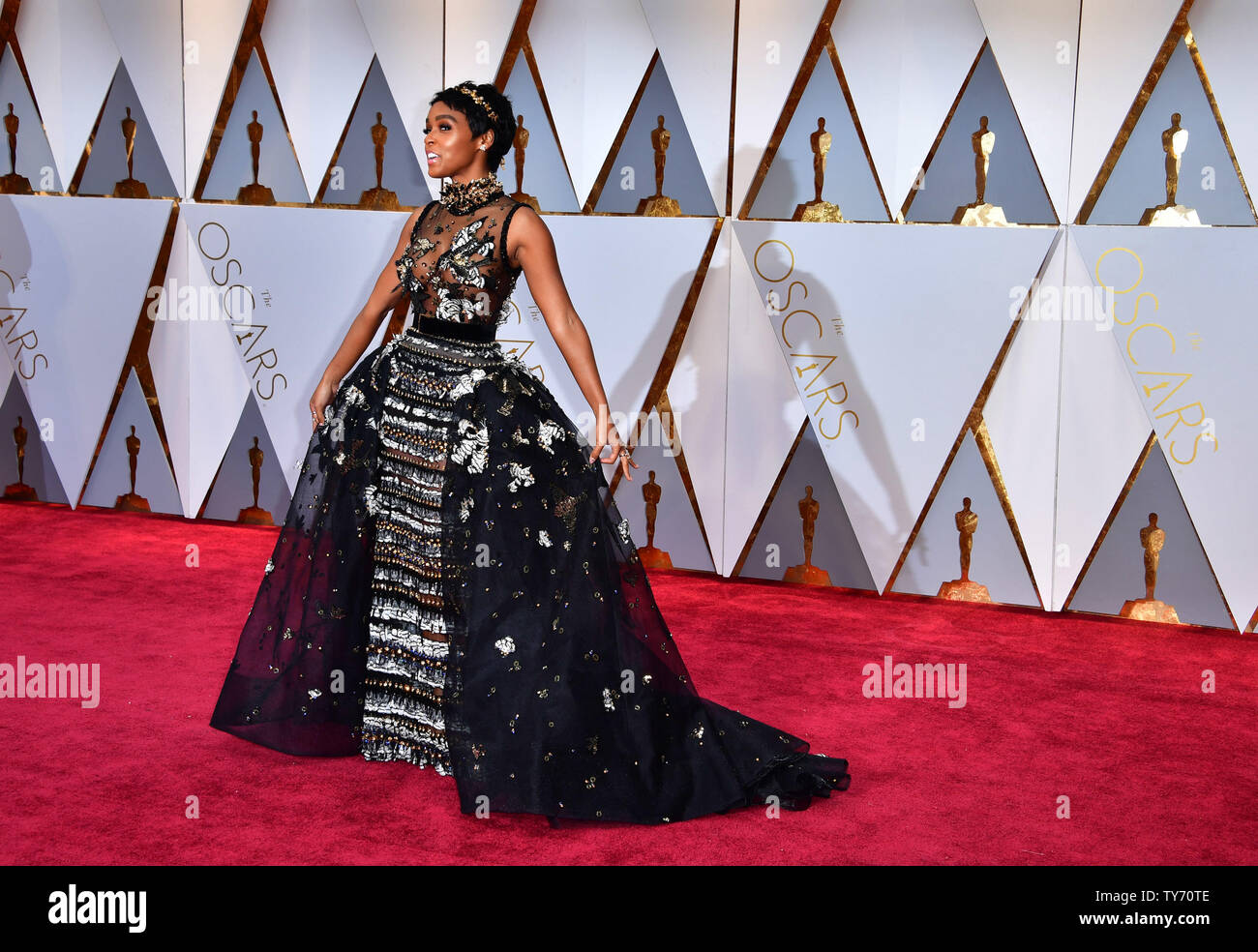 Janelle Monae kommt auf dem roten Teppich für die 89. jährlichen Academy Awards im Dolby Theatre in Hollywood" in Los Angeles am 26. Februar 2017. Foto von Kevin Dietsch/UPI Stockfoto