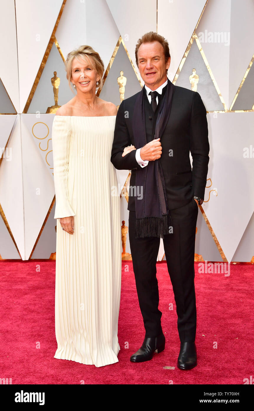 Sting und Frau Trudie Styler ankommen auf dem roten Teppich für die 89. jährlichen Academy Awards im Dolby Theatre in Hollywood" in Los Angeles am 26. Februar 2017. Foto von Kevin Dietsch/UPI Stockfoto