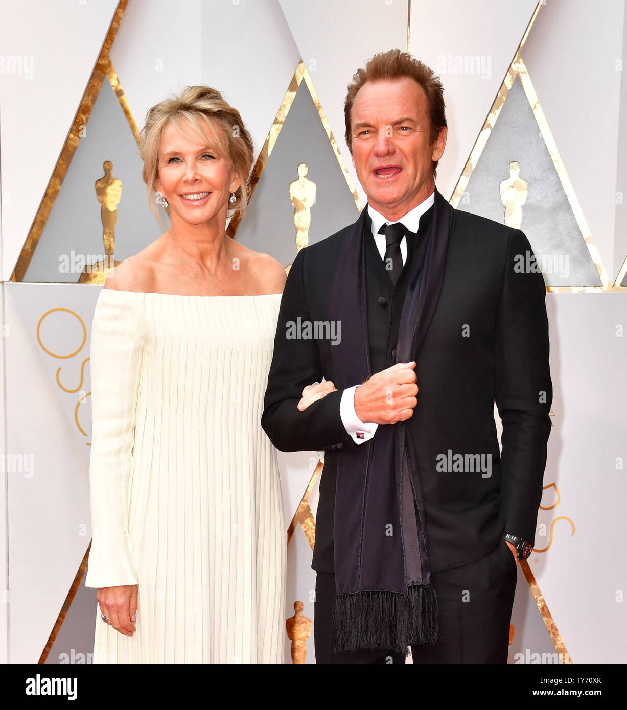 Sting und Frau Trudie Styler ankommen auf dem roten Teppich für die 89. jährlichen Academy Awards im Dolby Theatre in Hollywood" in Los Angeles am 26. Februar 2017. Foto von Kevin Dietsch/UPI Stockfoto