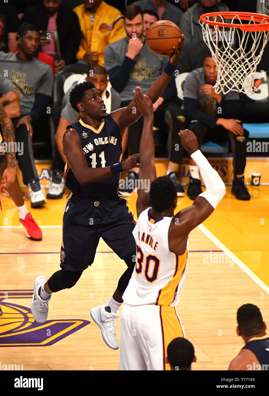 Pelikane guard Jrue Holiday (11) Kerben Lakers forward Julius Randle (30) Staples Center in Los Angeles, 5. März 2017. Foto von Jon SooHoo/UPI Stockfoto