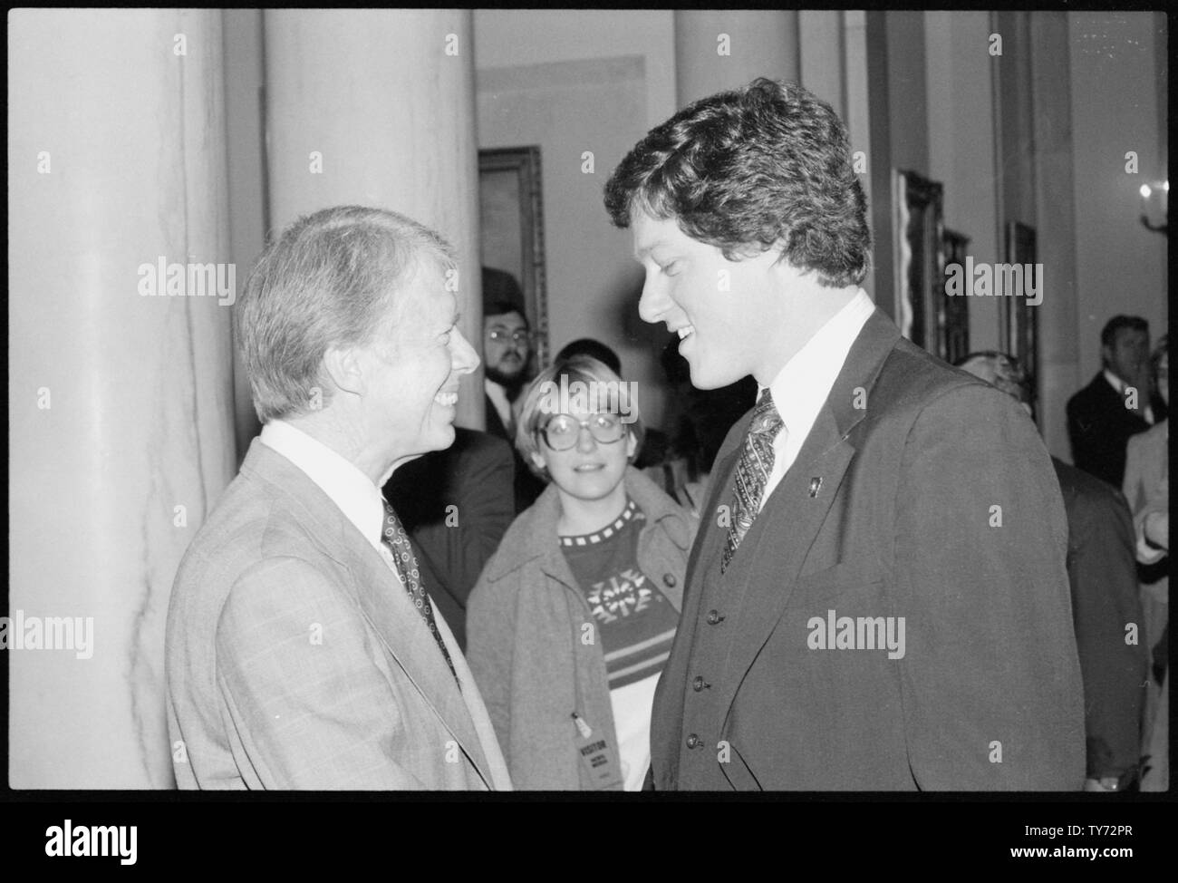 Jimmy Carter mit Bill Clinton, US-Präsident Jimmy Carter im Weißen Haus, Händeschütteln mit Arkansas Regler-Präsidenten Bill Clinton, der später US-Präsident werden würde. Stockfoto