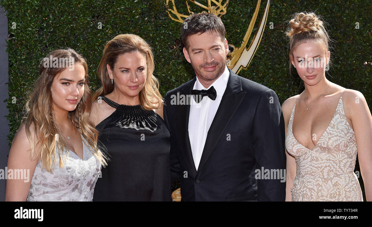 Sänger Harry Connick jr., seiner Frau Jill Goodacre (zweiter von links) und den Töchtern Charlotte und Georgien Connick kommen an die 44. jährlichen Daytime Emmy Awards am Pasadena Civic Auditorium in Pasadena, Kalifornien am 30. April 2017. Foto von Christine Kauen/UPI Stockfoto