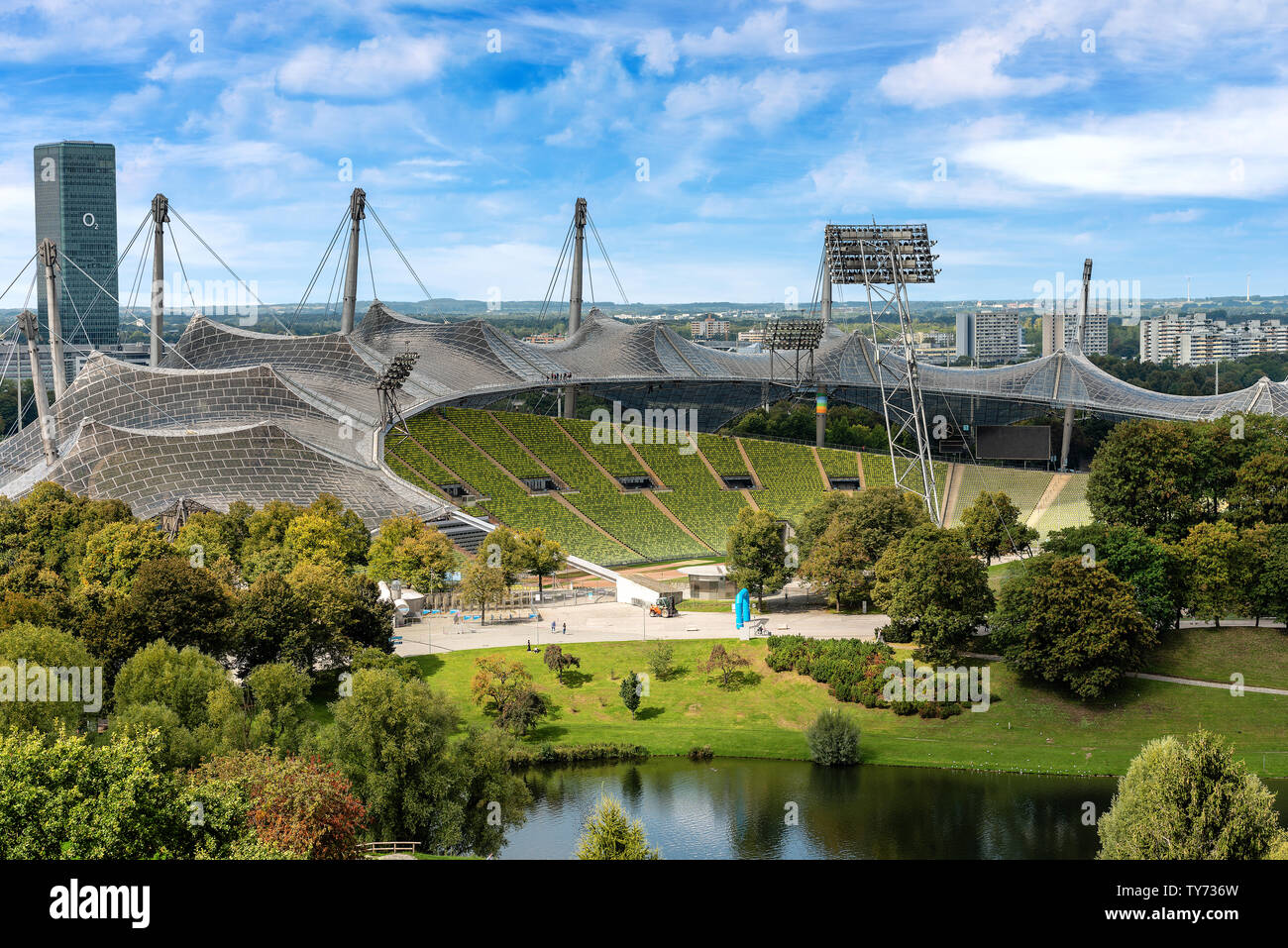 Luftaufnahme des Münchener Olympiastadion (Munchner Olympiastadion 1972) im Olympischen Park (Olympiapark), Bayern, Deutschland, Europa Stockfoto