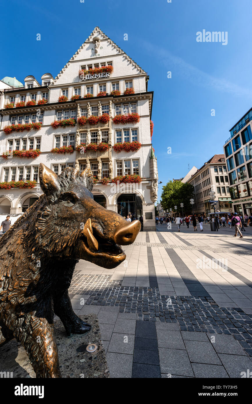 Hirmer, Fashion Store und das Denkmal der Wildschwein außerhalb Jagd- und Fischereimuseum in der Kaufingerstraße in München, Deutschland Stockfoto