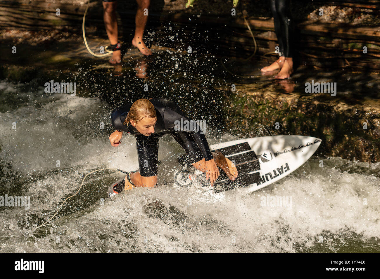 Man Surfen In Den Wellen Der Eisbach In Munchen Es Bildet Eine