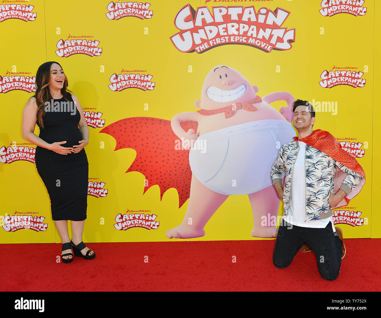 Sänger Andy Grammer und seiner Frau Lise Aijia kommen für die Premiere von "Captain Underpants: Das erste Epic Movie" im Regency Dorf Theater in Los Angeles, Kalifornien am 21. Mai 2017. Foto von Christine Kauen/UPI Stockfoto