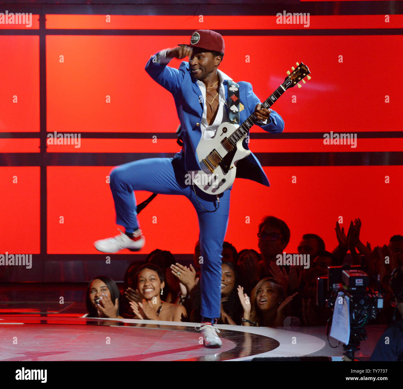 Römische GianArthur führt eine Hommage an Chuck Berry auf der Bühne während der 17. jährlichen BET Awards bei Microsoft Theater in Los Angeles am 25. Juni 2017. Die Zeremonie feiert Erfolge in der Unterhaltung und in Ehren Musik, Sport, Fernsehen und Filme, die zwischen dem 1. April 2016 und 31. März 2017 freigegeben. Foto von Jim Ruymen/UPI Stockfoto