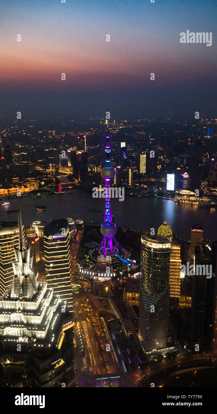 Perspektive der Shanghai Bund Global Financial Center Oriental Pearl Sonnenuntergang Stockfoto