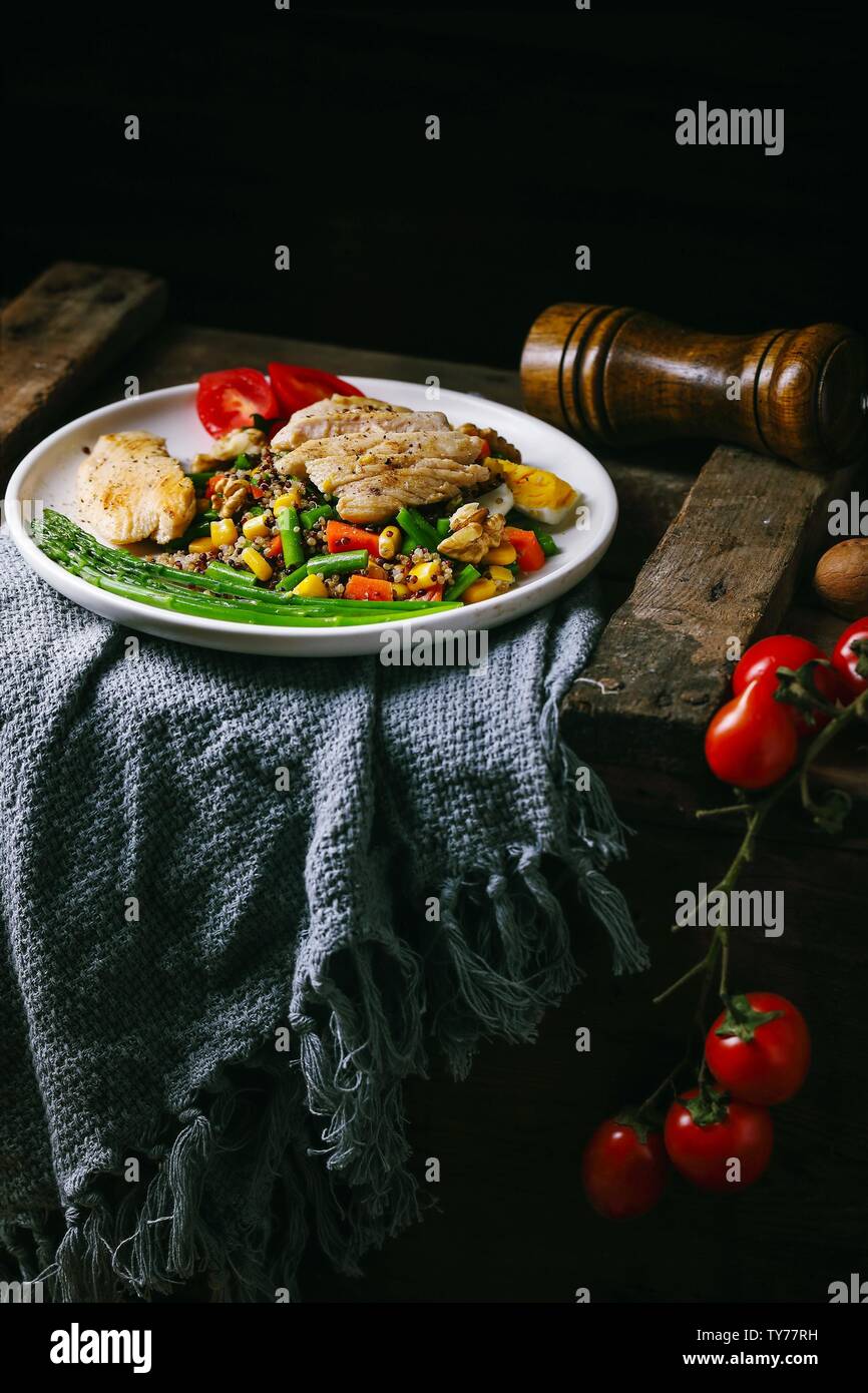 Quinoa Chicken Salat Stockfoto