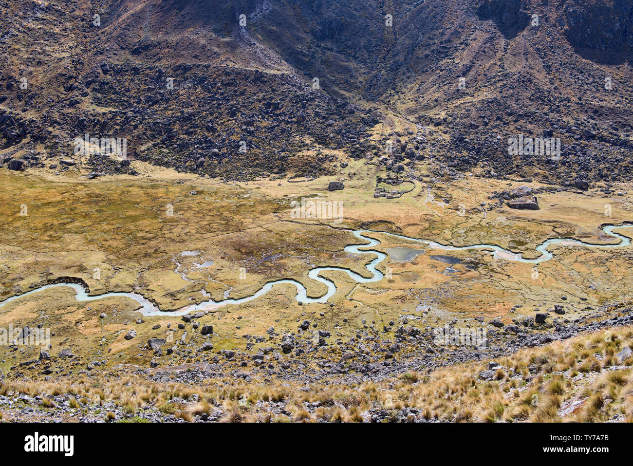 Die schöne Serpentine Waraco Fluss auf der Cordillera Real Traverse, Bolivien Stockfoto