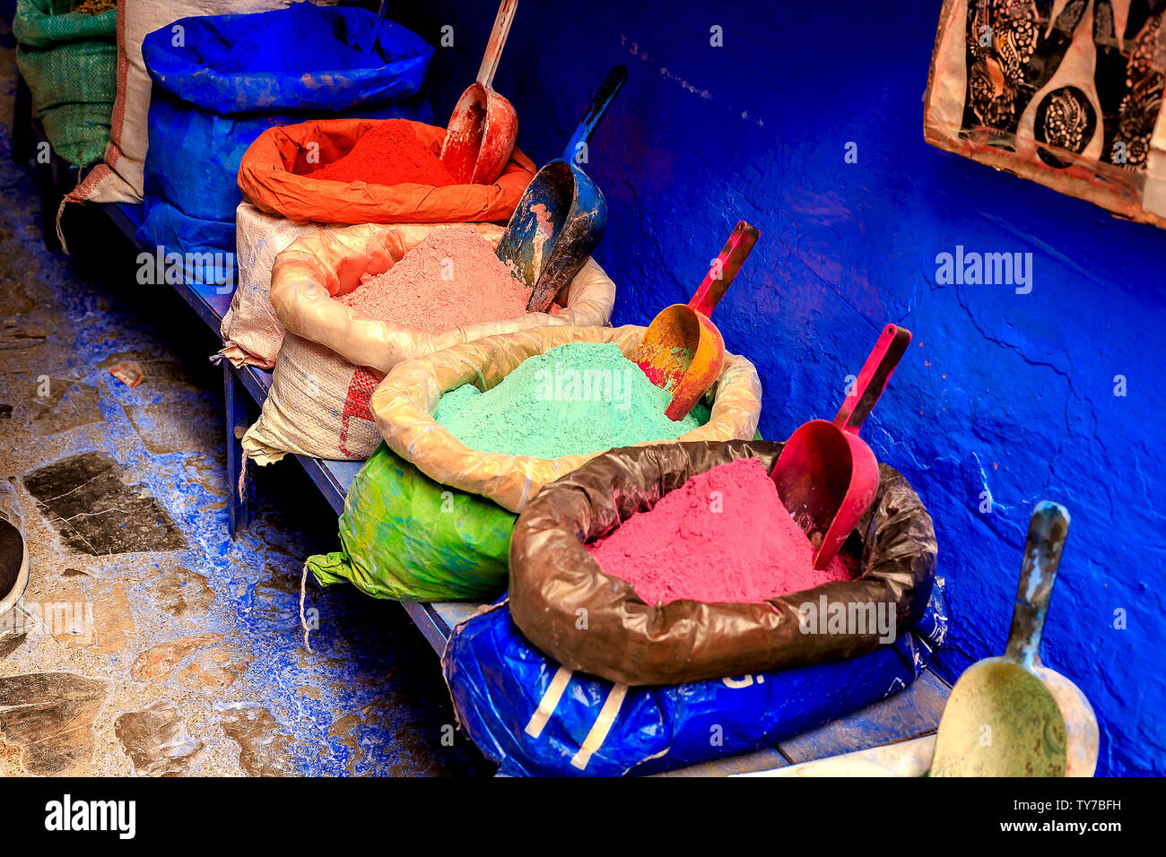 Beutel mit Pulver zur Farbe, die in der Klaren in der Stadt Chefchaouen verkauft werden. Marokko Stockfoto