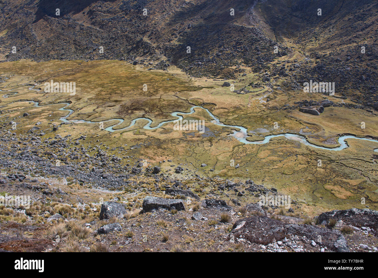 Die schöne Serpentine Waraco Fluss auf der Cordillera Real Traverse, Bolivien Stockfoto
