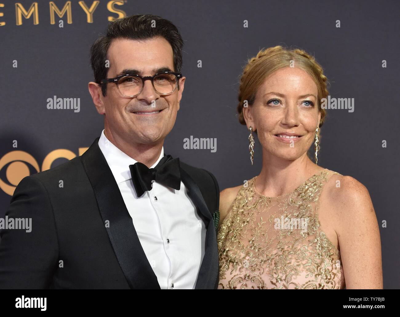 Schauspieler Ty Burrell (L) und Holly Burrell kommen für die 69. jährlichen Primetime Emmy Awards bei Microsoft Theater in Los Angeles am 17. September 2017. Foto von Christine Kauen/UPI Stockfoto