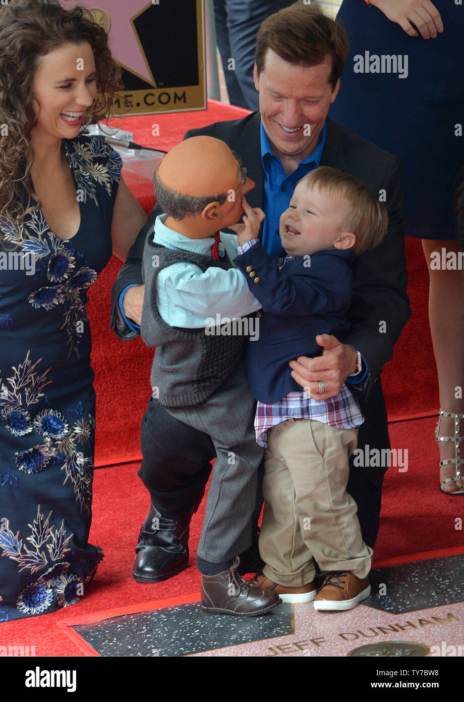 Amerikanischer Bauchredner und Komiker Jeff Dunham und seine Frau Audrey Dunham zusehen, wie ihr Sohn James erhält verspielt mit seiner Puppe Walter während einer enthüllungsfeier ihn ehrt mit dem 2.619 th Stern auf dem Hollywood Walk of Fame in Los Angeles am 21. September 2017. Foto von Jim Ruymen/UPI Stockfoto
