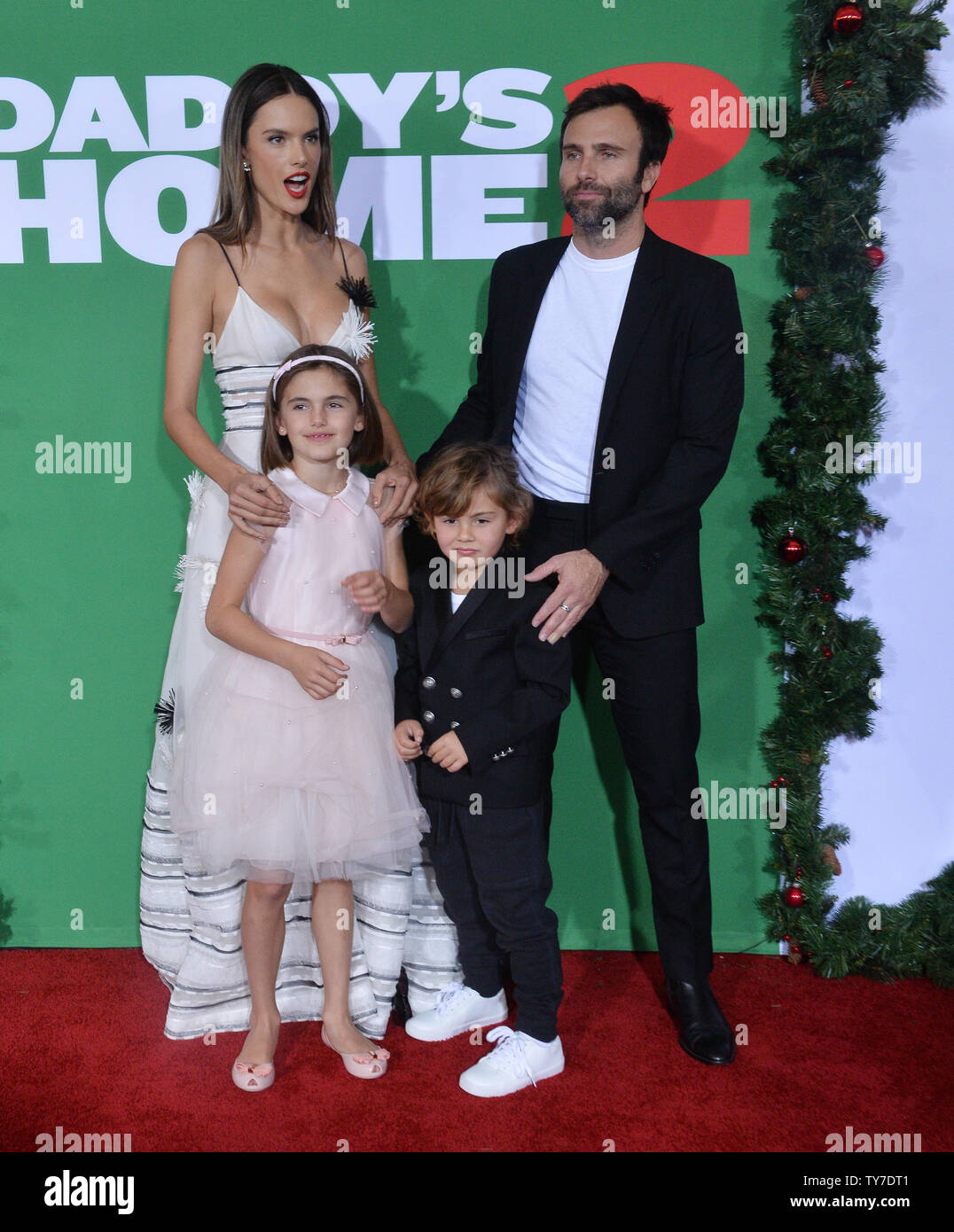 Warf Mitglied Alessandra Ambrosio Besuchen die Premiere des Motion picture Komödie 'Daddy Home 2' mit ihrem Ehemann Jamie Mazur und ihre Tochter Anja Mazur und Sohn Noah Mazue im Regency Dorf Theater im Westwood Abschnitt von Los Angeles am 5. November 2017. Storyline: Brad und staubigen müssen mit ihrer aufdringlichen Väter beschäftigen während der Feiertage. Foto von Jim Ruymen/UPI Stockfoto