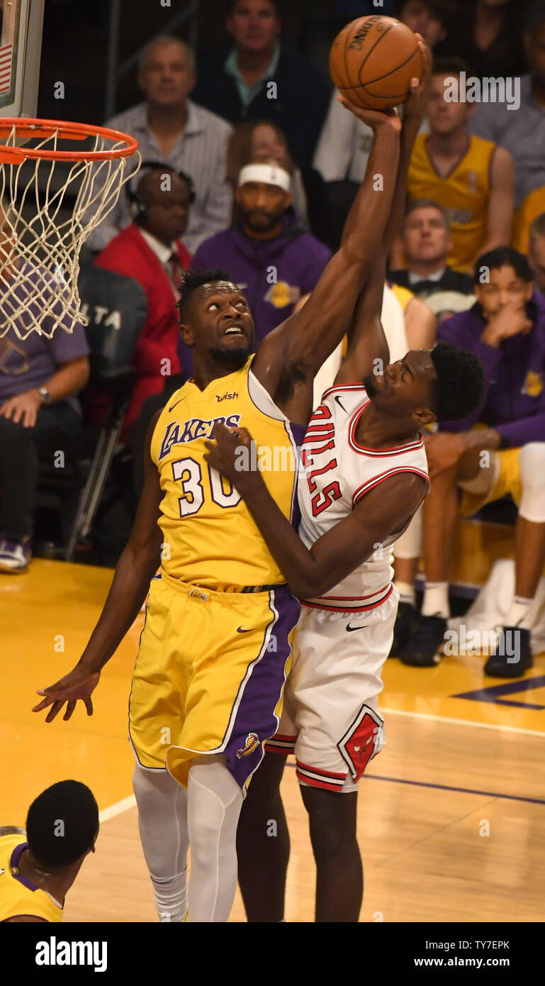 Lakers forward Julius Randle (30) blockiert die Aufnahme von Bullen freuen Bobby Portis (R) im Staples Center in Los Angeles, 21. November 2017. Foto von Jon SooHoo/UPI Stockfoto