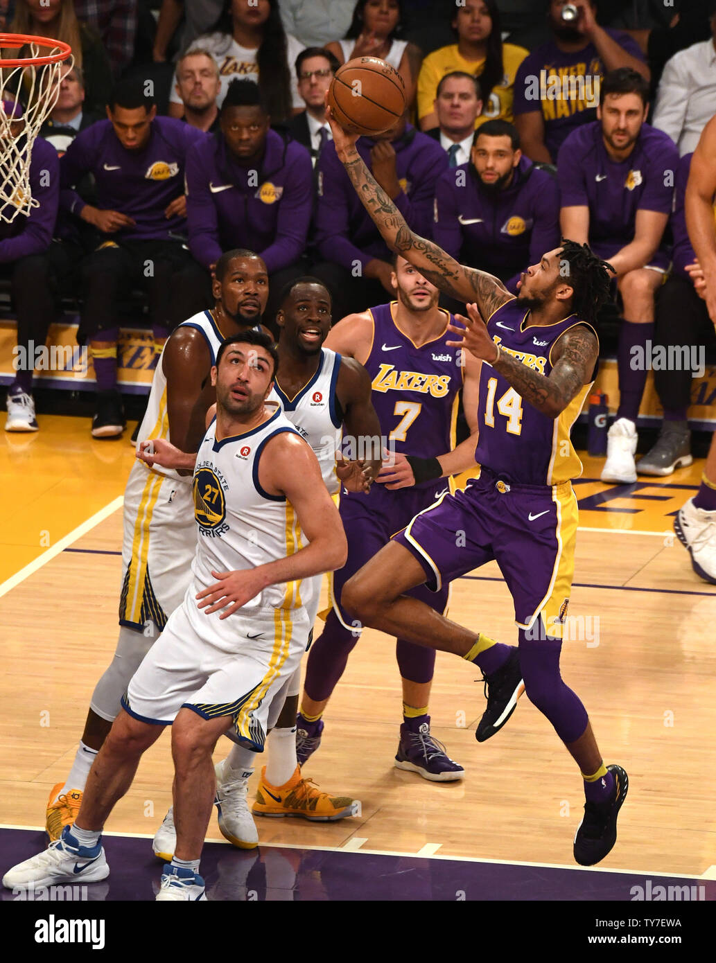 Lakers vorwärts Brandon Ingram (14) schießt über Krieger Zaza Pachulia im Staples Center in Los Angeles, November 29, 2017. Foto von Jon SooHoo/UPI Stockfoto