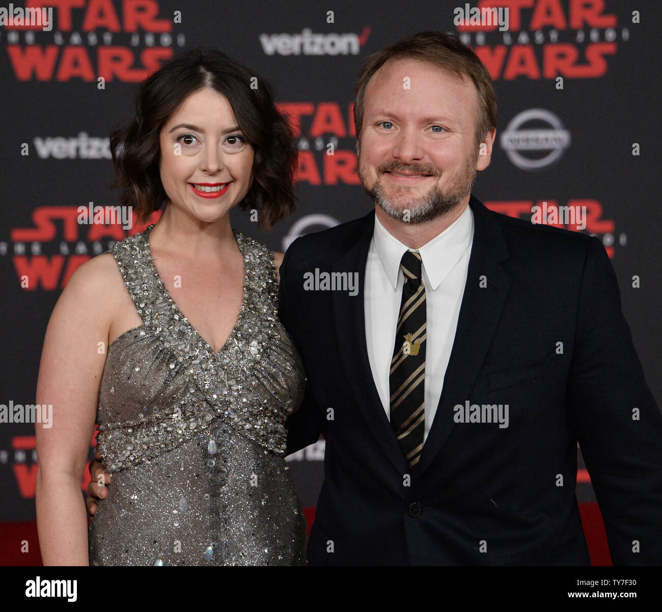 Direktor Direktor Rian Johnson und Karina Longworth Besuchen die Premiere der Sci-fi'S motion picture fantasy Star Wars: Der letzte Jedi' im Shrine Auditorium in Los Angeles am 9. Dezember 2017. Storyline: In ihre ersten Schritte in die Welt der Jedi, Rey schließt sich Luke Skywalker auf ein Abenteuer mit Leia, Finn und Poe, die Geheimnisse der die Kraft und die Geheimnisse der Vergangenheit. Foto von Jim Ruymen/UPI Stockfoto