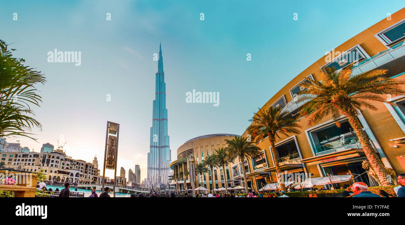 Downtown, Dubai, U. A. E, 3/16/2018, Abend geschossen vom höchsten Gebäude der Welt Burj Khalifa weltweit größte Einkaufszentrum Dubai Mall Down Town, Wasser Quelle Stockfoto