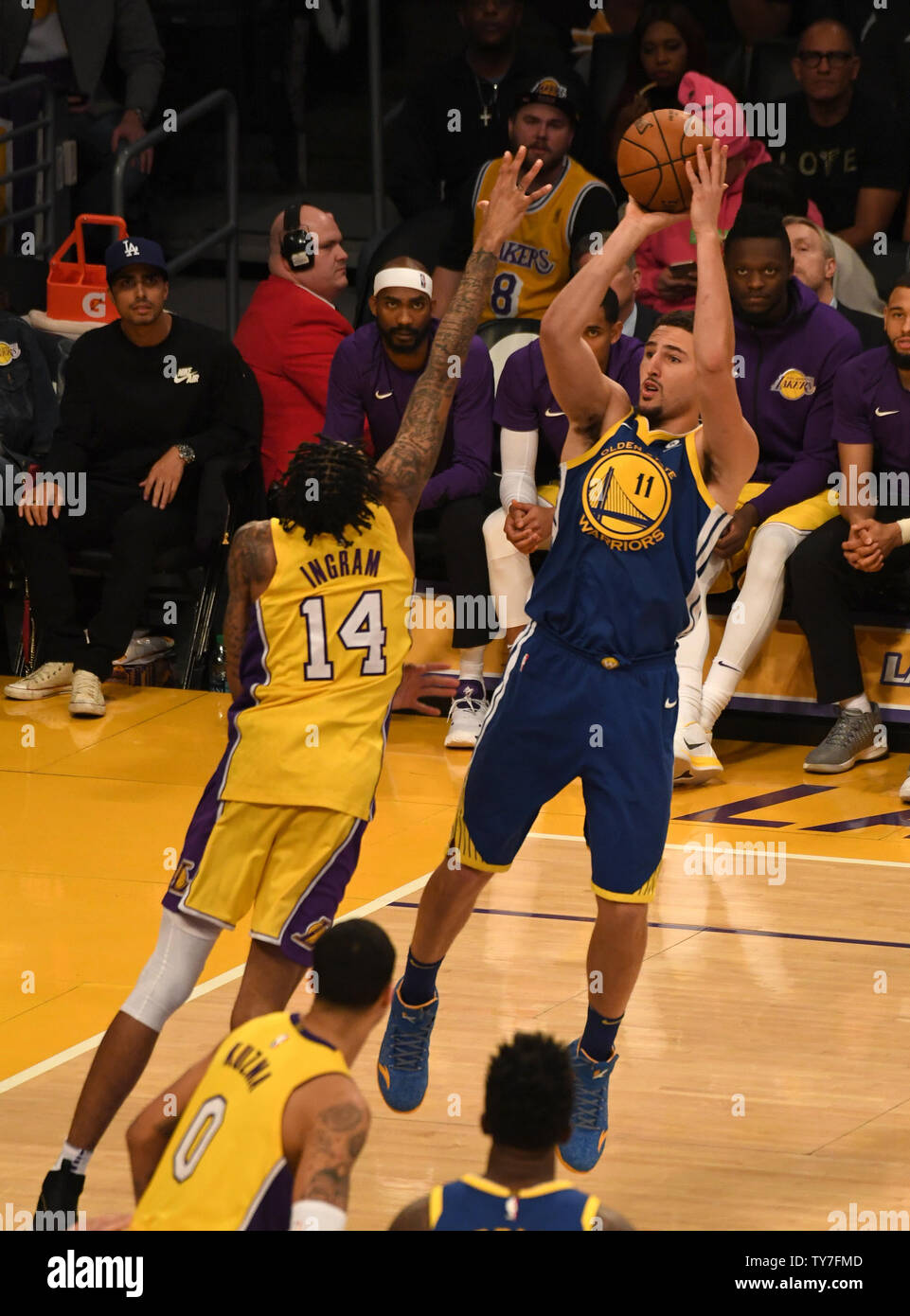 Krieger Klay Thompson schießt über Lakers Brandon Ingram (L) im Staples Center in Los Angeles, 18. Dezember 2017. Foto von Jon SooHoo/UPI Stockfoto