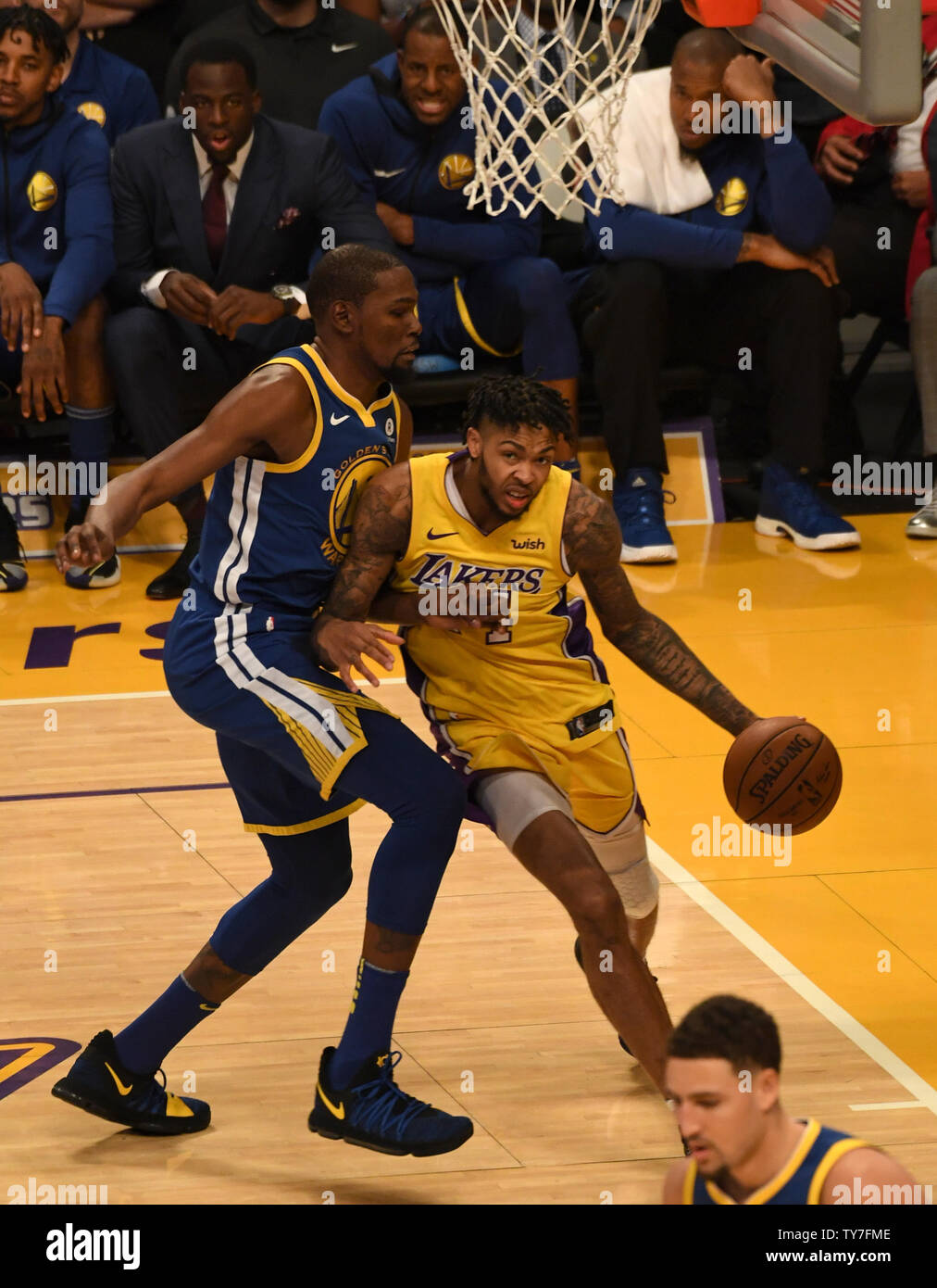 Lakers Brandon Ingram Antriebe baseline auf Krieger Kevin Durant (L) im Staples Center in Los Angeles, 18. Dezember 2017. Foto von Jon SooHoo/UPI Stockfoto