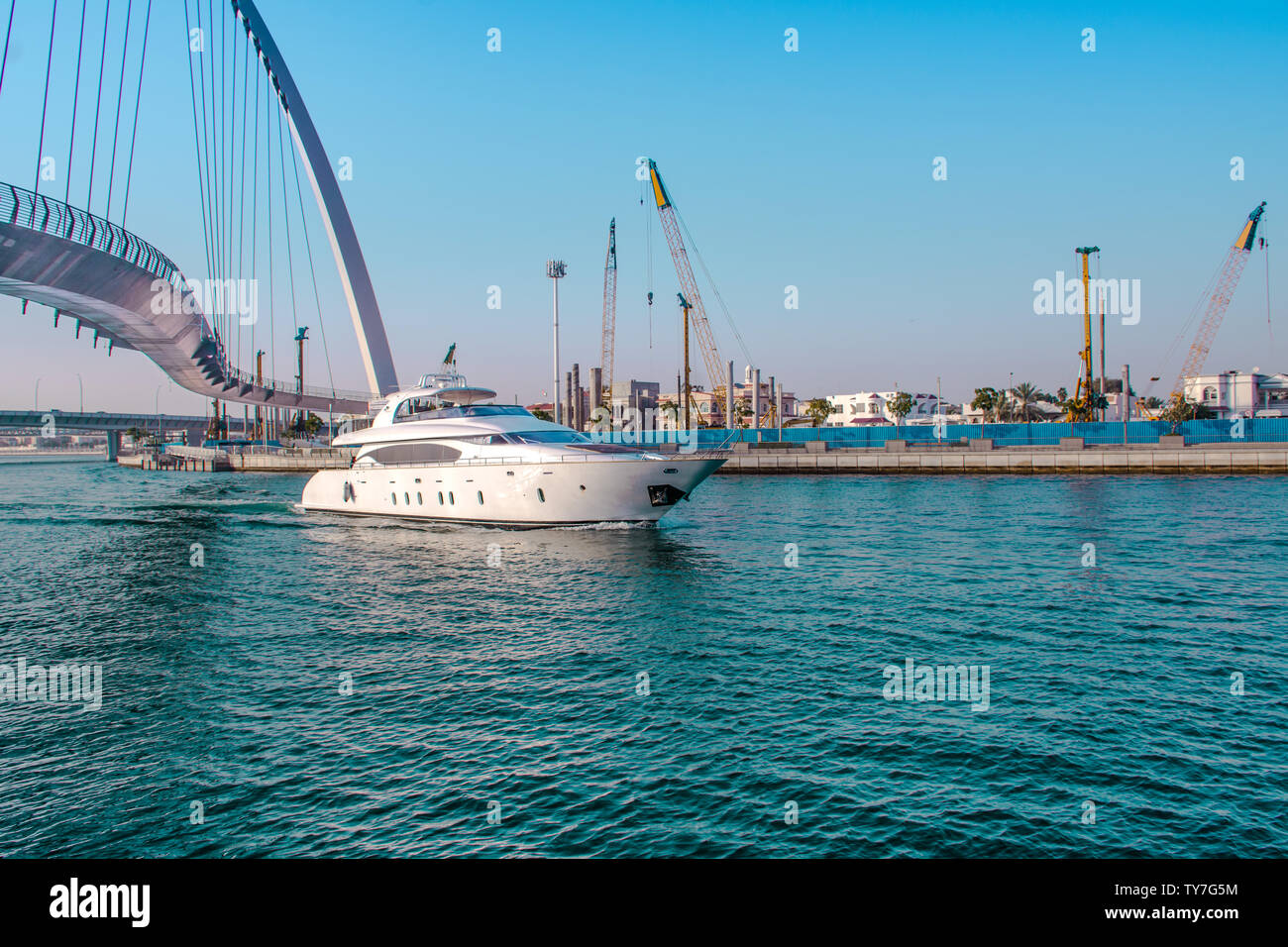 Yachtcharter Fahrt von Dubai Wasser Kanal berühmten Touristenattraktion Toleranz Brücke beste Ort, um Ferien zu verbringen Stockfoto