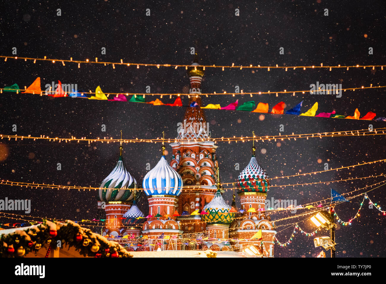 Festliche Weihnachtsbeleuchtung und Dekoration auf Moskaus Straßen - Hauptstadt von Weihnachten, Russland. 19. Dezember 2018, Moskau, Russland. Stockfoto