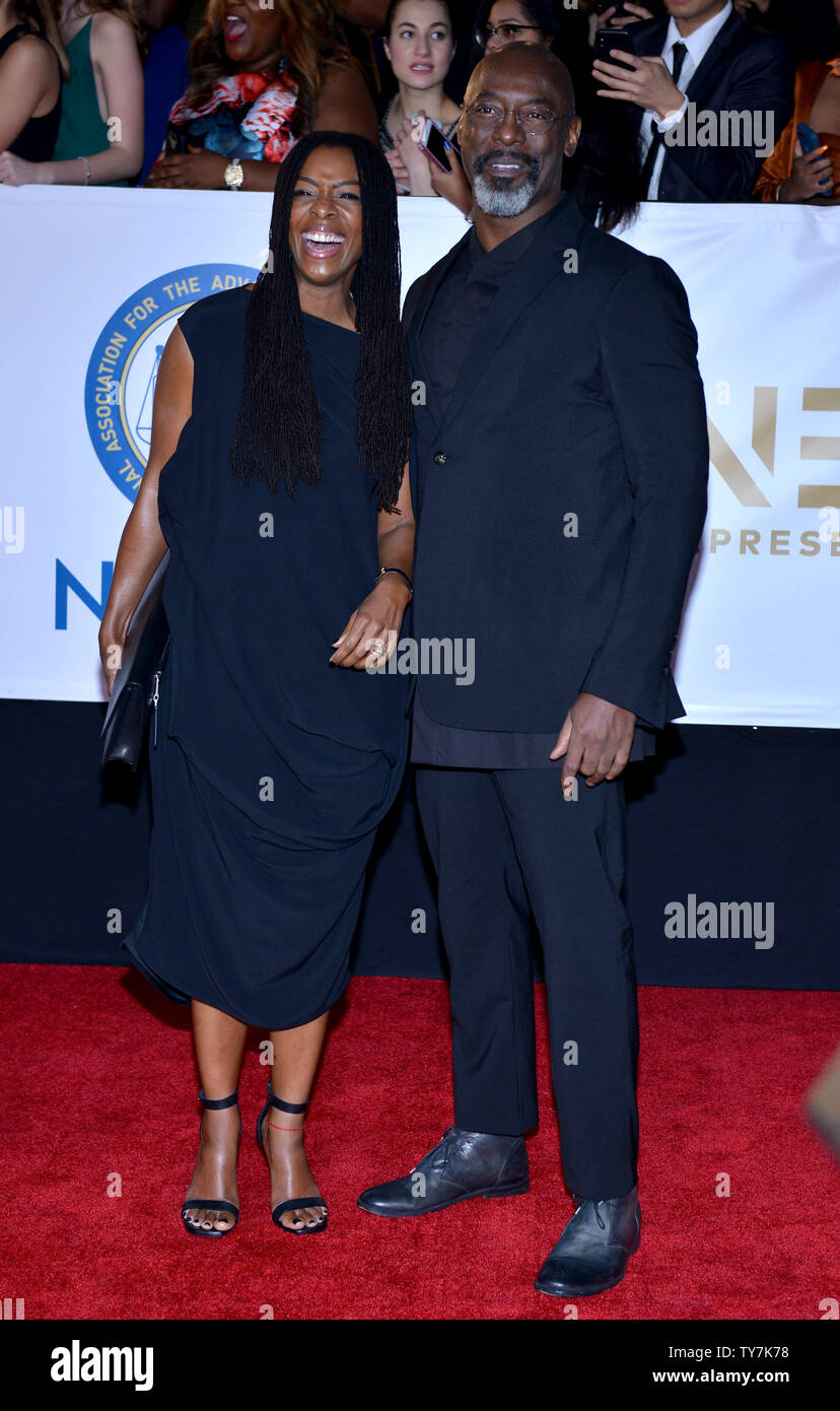 Jenisa Garland (L) und Isaiah Washington kommen für die 49 NAACP Image Awards im Pasadena Civic Auditorium in Pasadena, Kalifornien am 15. Januar 2018. Die naacp Image Awards die Errungenschaften der Leute der Farbe in den Bereichen Fernsehen, Musik, Literatur und Film und ehrt auch Einzelpersonen oder Gruppen, soziale Gerechtigkeit durch kreative Bestrebungen fördern feiert. Foto von Christine Kauen/UPI Stockfoto