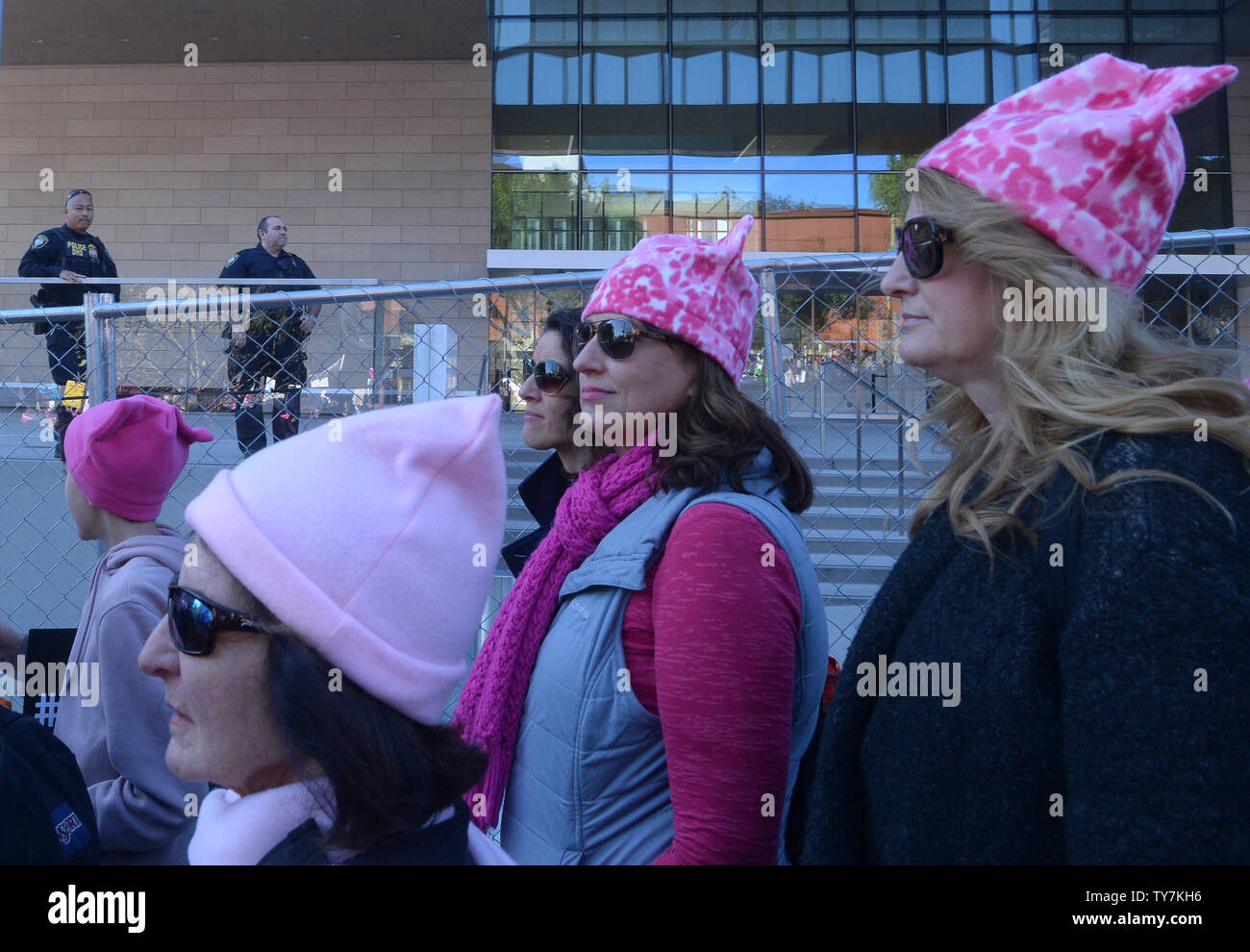 Hunderttausende von Menschen auf den Straßen der Innenstadt von Los Angeles und in der ganzen Nation heute, wie der zweite jährliche Frauen März sah Zorn an Präsident Donald Trump Richtlinien in Siegen bei den Wahlen in diesem Jahr zu konvertieren. Schätzungsweise 350,00 Menschen im Rathaus in Los Angeles am 20 Januar, 2018 sammelte. Die koordinierte Kundgebungen in L.A., Washington D.C., Chicago, New York, Santa Ana, Palm Springs und andere Städte auch zum Ziel, die den Erfolg der Demonstrationen vom letzten Jahr, wo schätzungsweise 3 bis 4 Millionen in die nahm zu wiederholen. Straßen Einweihung ist Trumpf zu protestieren. Foto von Ji Stockfoto