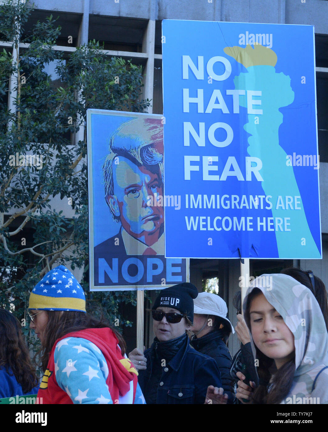 Hunderttausende von Menschen auf den Straßen der Innenstadt von Los Angeles und in der ganzen Nation heute, wie der zweite jährliche Frauen März sah Zorn an Präsident Donald Trump Richtlinien in Siegen bei den Wahlen in diesem Jahr zu konvertieren. Schätzungsweise 350,00 Menschen im Rathaus in Los Angeles am 20 Januar, 2018 sammelte. Die koordinierte Kundgebungen in L.A., Washington D.C., Chicago, New York, Santa Ana, Palm Springs und andere Städte auch zum Ziel, die den Erfolg der Demonstrationen vom letzten Jahr, wo schätzungsweise 3 bis 4 Millionen in die nahm zu wiederholen. Straßen Einweihung ist Trumpf zu protestieren. Foto von Ji Stockfoto