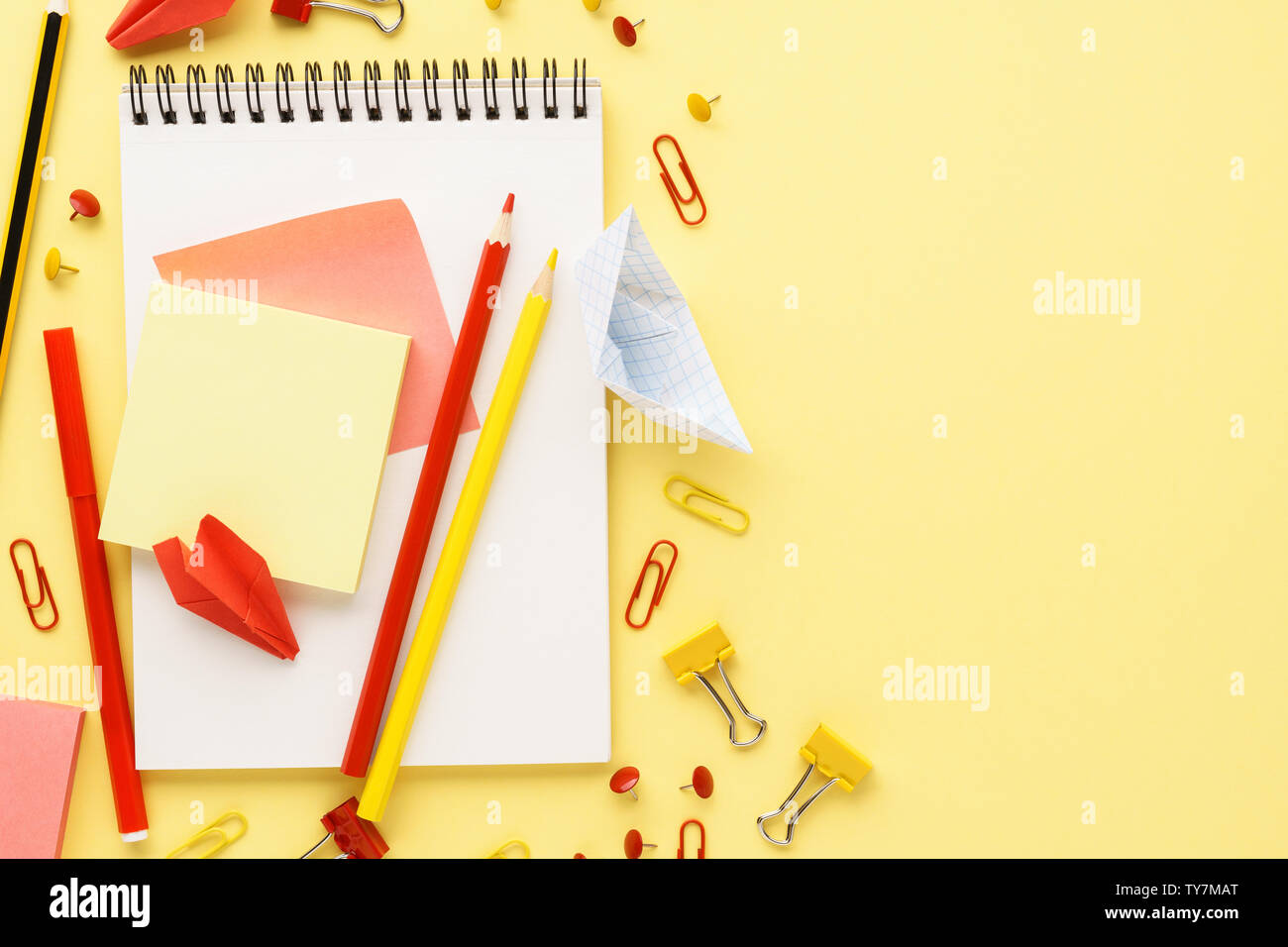 Schule Notebook und verschiedenen Briefpapier über gelb Schreibtisch. Zurück zu Hintergrund Schule. Stockfoto