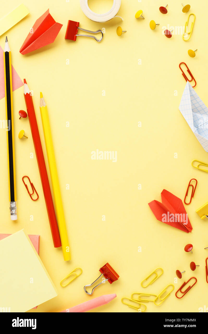 Zurück zu Schule Rahmen Hintergrund mit verschiedenen Rot und Gelb Schreibwaren. Kopieren Sie Platz für Text. Stockfoto