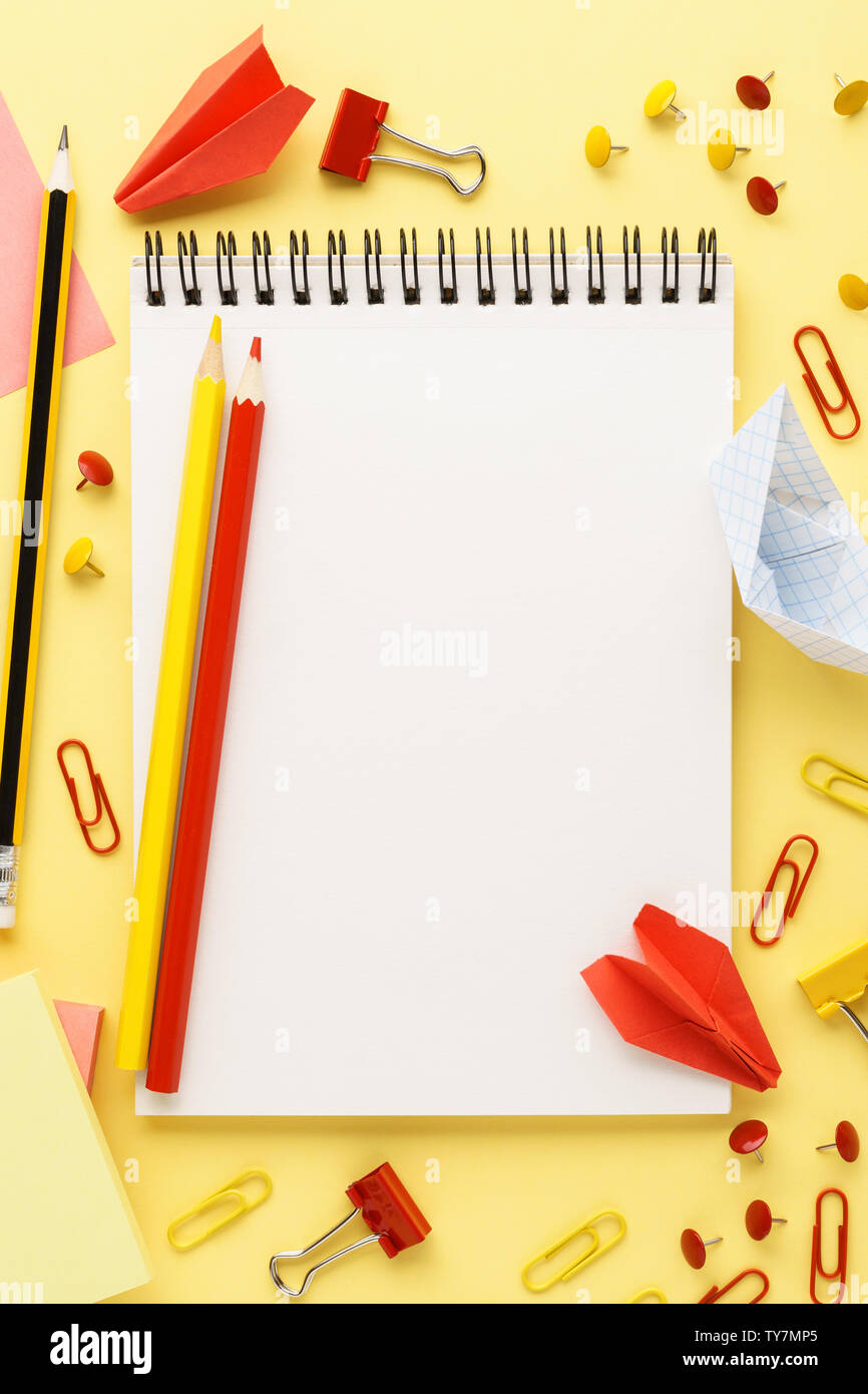 Schule Notebook und verschiedene rote und gelbe Schreibwaren. Zurück zum Konzept der Schule. Kopieren Sie Platz. Stockfoto
