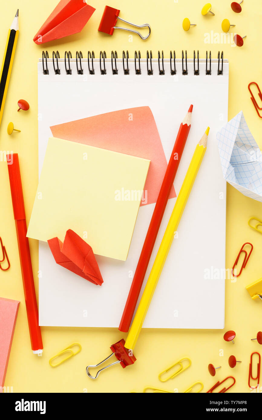 Schule Notebook und verschiedene rote und gelbe Schreibwaren. Zurück zum Konzept der Schule. Stockfoto