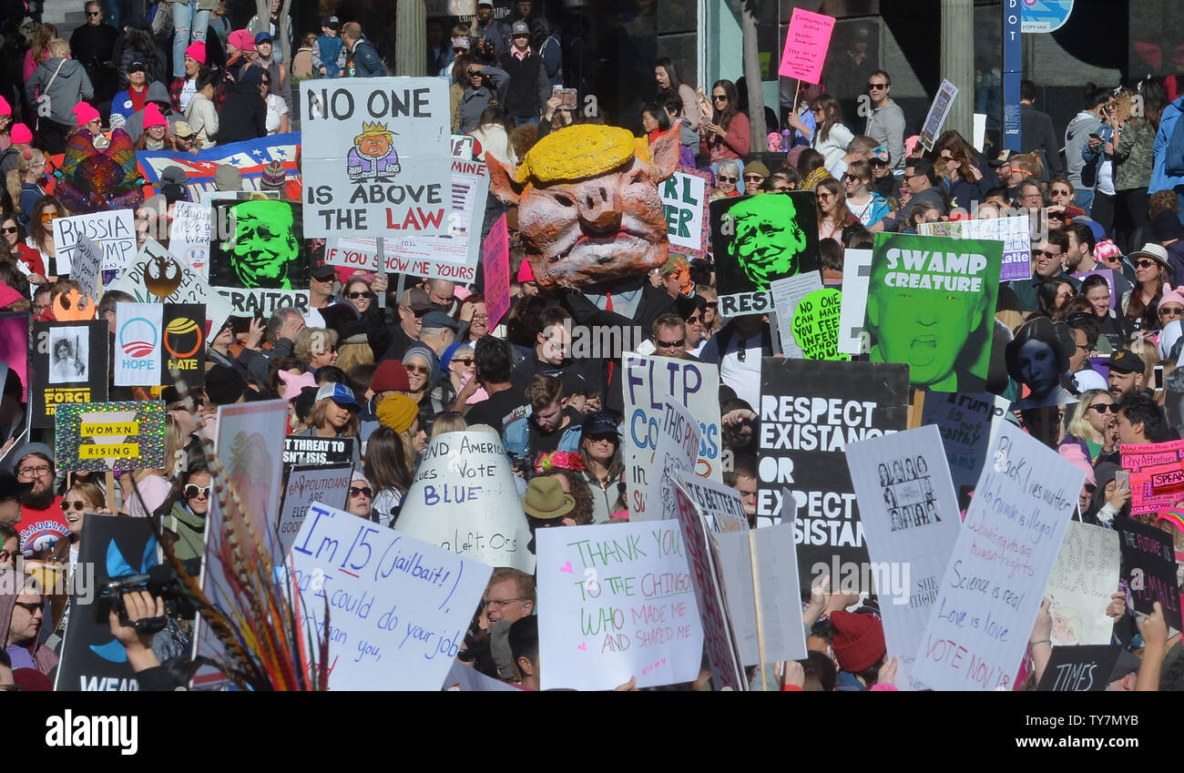 Hunderttausende von Menschen auf den Straßen der Innenstadt von Los Angeles und in der ganzen Nation heute, wie der zweite jährliche Frauen März sah Zorn an Präsident Donald Trump Richtlinien in Siegen bei den Wahlen in diesem Jahr zu konvertieren. Schätzungsweise 350,00 Menschen im Rathaus in Los Angeles am 20 Januar, 2018 sammelte. Die koordinierte Kundgebungen in L.A., Washington D.C., Chicago, New York, Santa Ana, Palm Springs und andere Städte auch zum Ziel, die den Erfolg der Demonstrationen vom letzten Jahr, wo schätzungsweise 3 bis 4 Millionen in die nahm zu wiederholen. Straßen Einweihung ist Trumpf zu protestieren. Foto von Ji Stockfoto