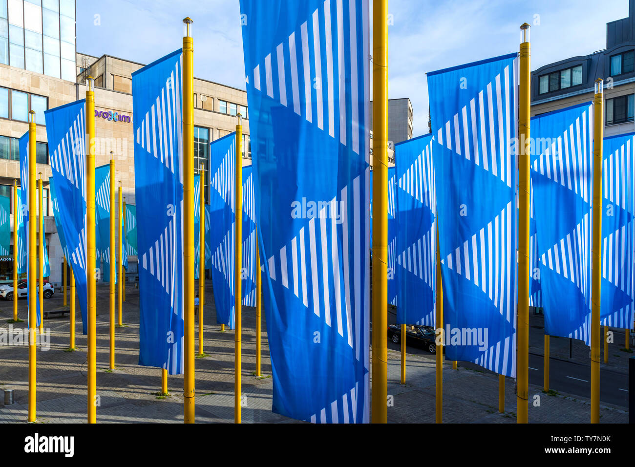 Blaue und weiße Fahnen außerhalb der Königliche Bibliothek von Belgien, Brüssel. Stockfoto Blaue und weiße Fahnen außerhalb der Königliche Bibliothek von Belgien, Brüssel. Stockfoto