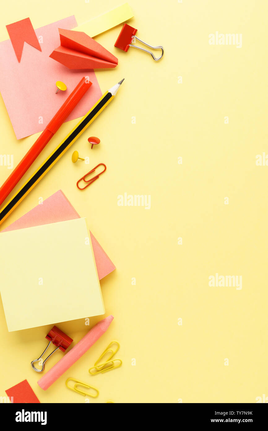 Die verschiedenen roten und gelben Schreibwaren auf gelben Hintergrund. Zurück zu Schule kreative Mockup mit kopieren. Stockfoto