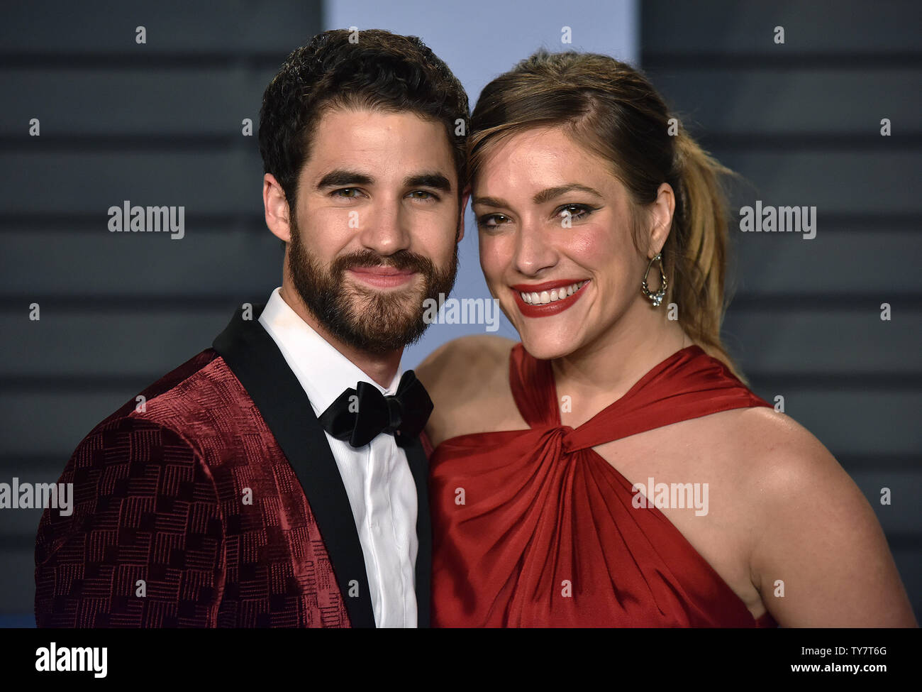 Darren Criss (L) und Mia Swier kommen für die Vanity Fair Oscar Party im Wallis Annenberg Center für Darstellende Künste in Beverly Hills, Kalifornien am 4. März 2018. Foto von Christine Kauen/UPI Stockfoto Darren Criss (L) und Mia Swier kommen für die Vanity Fair Oscar Party im Wallis Annenberg Center für Darstellende Künste in Beverly Hills, Kalifornien am 4. März 2018. Foto von Christine Kauen/UPI Stockfoto