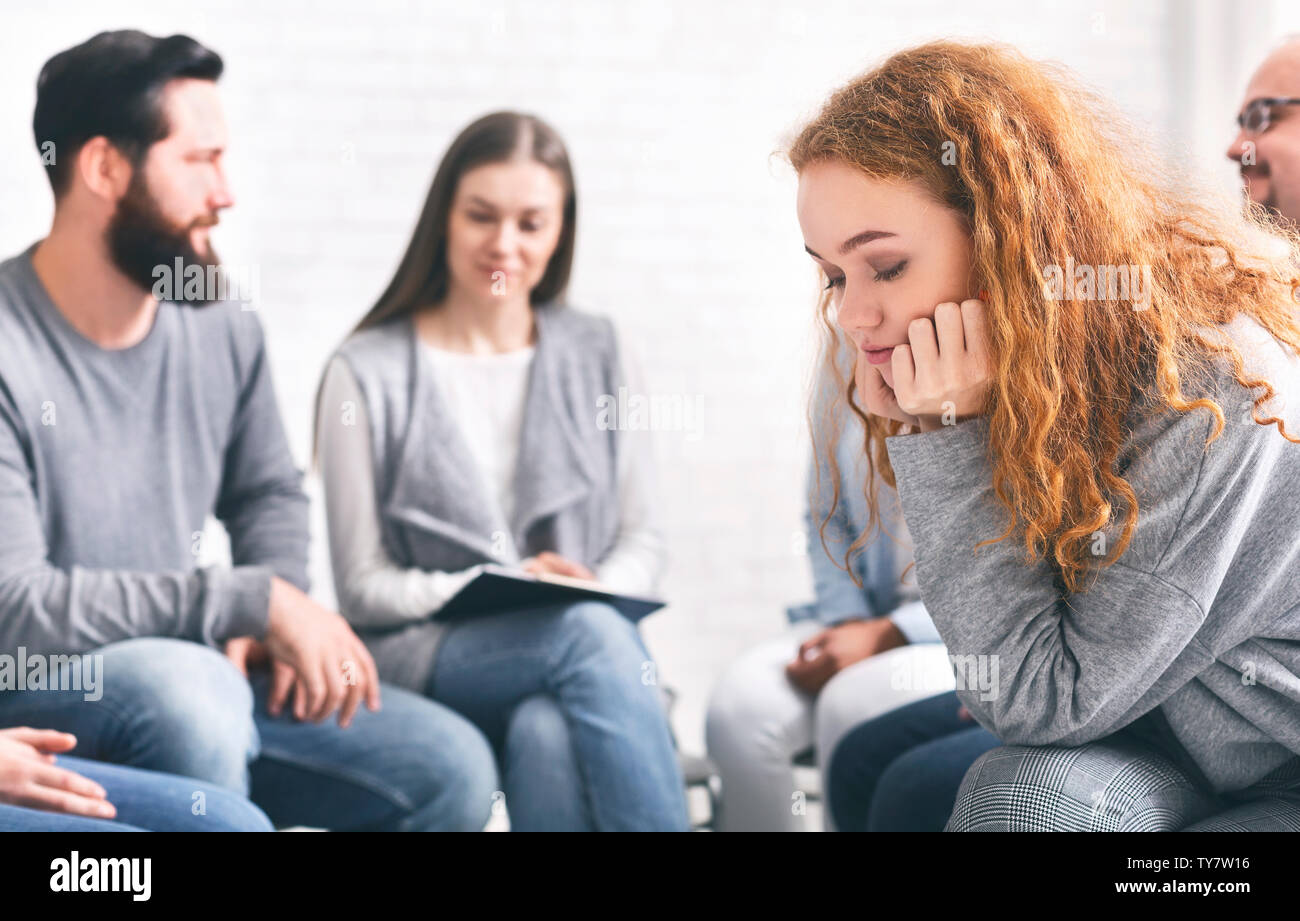 Rothaarige Frau an der Gruppe Therapie Sitzung Sitzung Verärgert Stockfoto