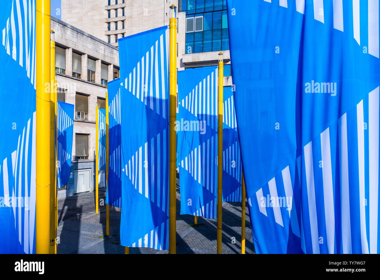 Blaue und weiße Fahnen außerhalb der Königliche Bibliothek von Belgien, Brüssel. Stockfoto Blaue und weiße Fahnen außerhalb der Königliche Bibliothek von Belgien, Brüssel. Stockfoto
