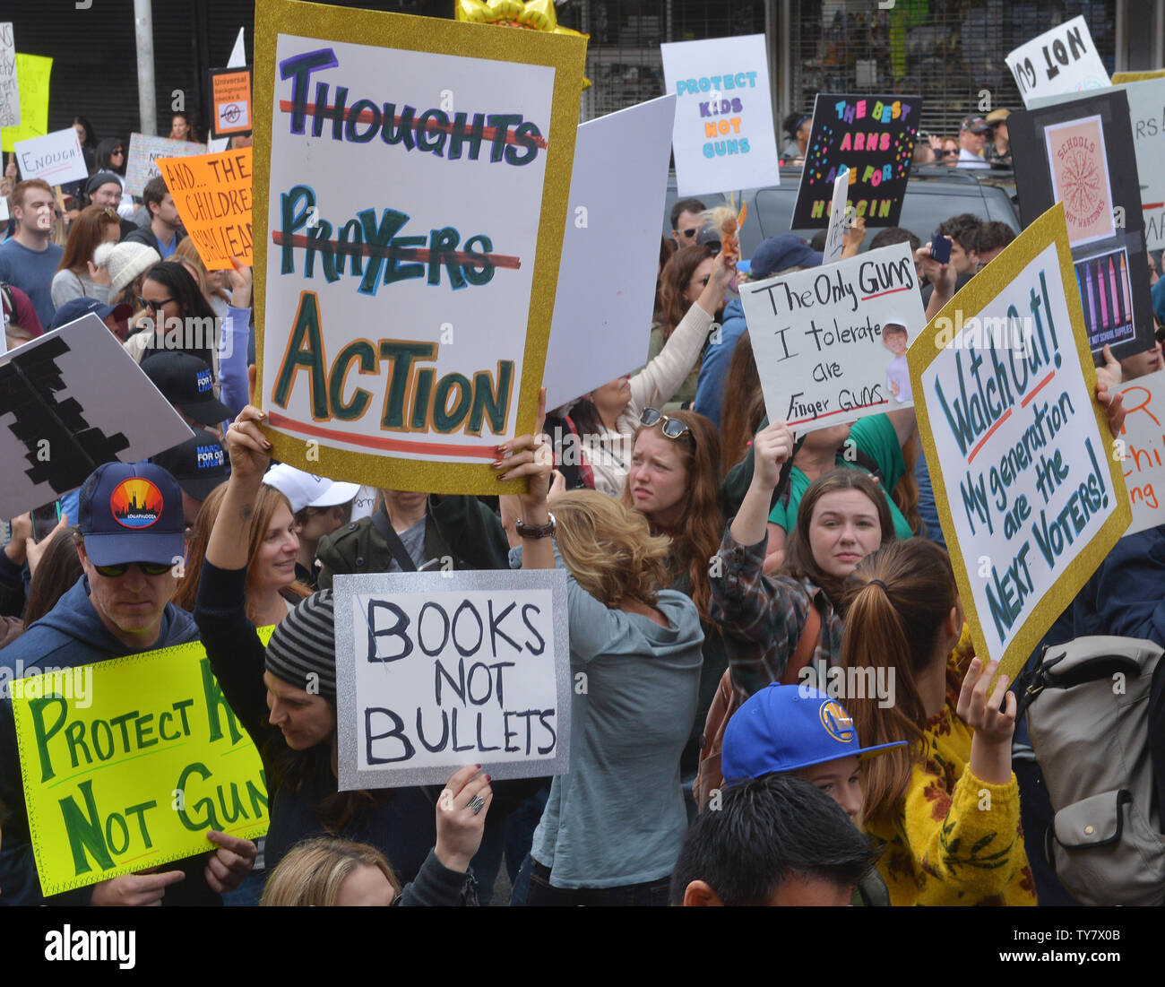 Tausende Menschen demonstrierten in Solidarität mit den Florida High School Massenerschießungen, Überlebende zu plädieren für eine stärkere Waffe.. Marchers aller Altersgruppen voll in das Gebiet rund um die Stadt Halle. Banner und Schilder, von denen einige sagten: "Kinder schützen Nicht Guns'' und 'Arme sind für das Umarmen." Foto von Jim Ruymen/UPI Stockfoto