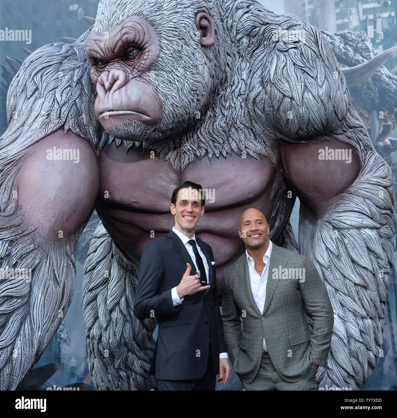Darsteller Jason Liles (L) und Dwayne Johnson Besuchen die Premiere des sci-fi-film 'Rampage', die in den Microsoft Theater in der Innenstadt von Los Angeles am 4. April 2018. Handlung: Der Film folgt einem primatologen Wer muss team-up mit George, ein Albino Gorilla, der in ein reißendes Tier von enormer Größe dreht nach einem rogue Experiment, um eine Invasion der Monster zu stoppen. Foto von Jim Ruymen/UPI Stockfoto