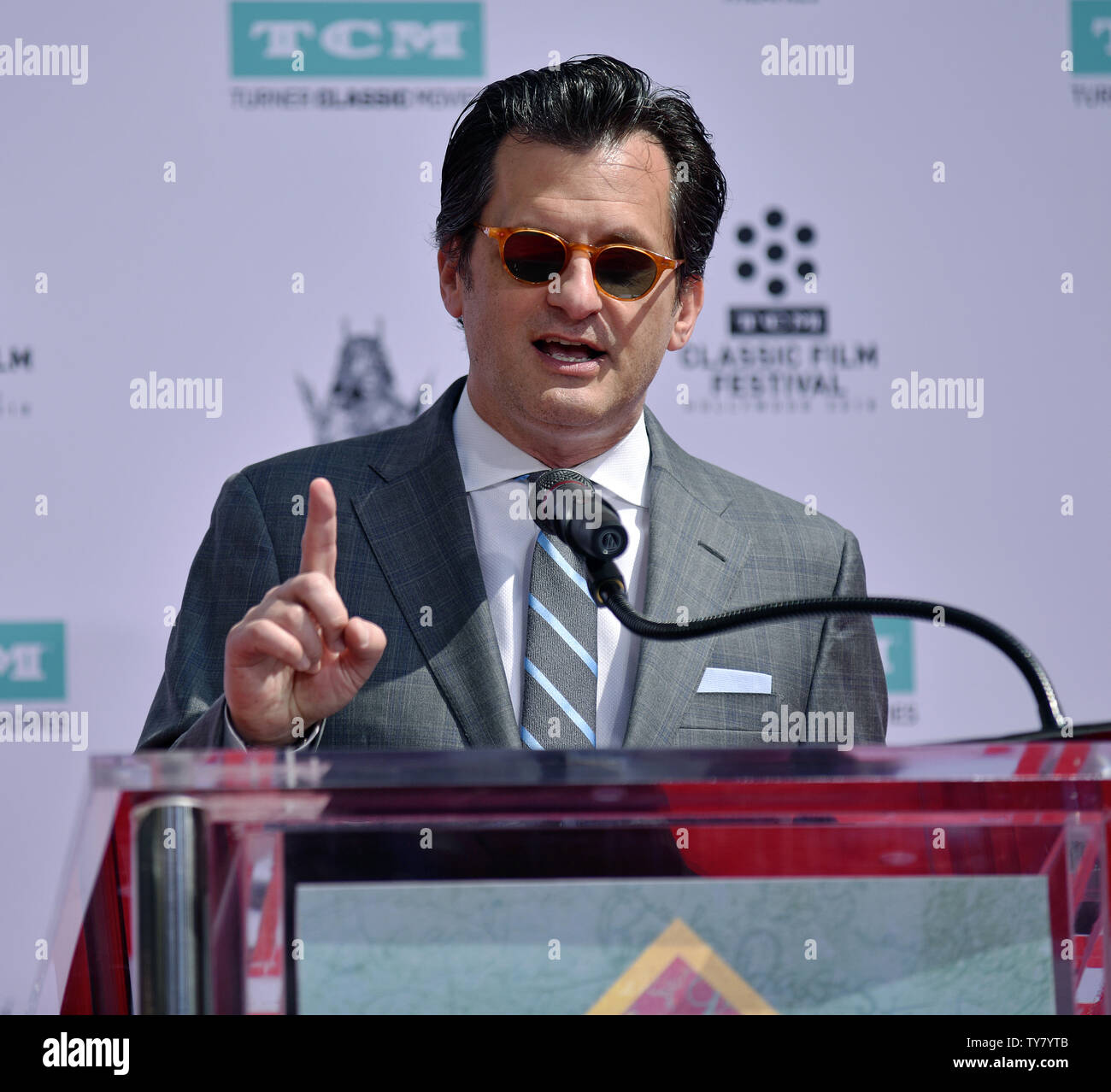 Ben Mankiewicz spricht mit dem Publikum während des Hand- und Fußabdruck Zeremonie zu Ehren-Legende Cicely Tyson an der TCL Chinese Theatre in Hollywood während der 9. jährlichen TCM klassischen Film Festival am 27. April 2018. Foto von Chris Kauen/UPI Stockfoto