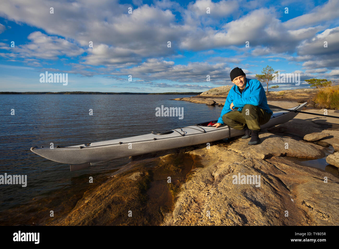 Outdoor Fotograf Øyvind Martinsen mit seinem Kajak in den See Vansjø, Østfold, Norwegen. Vansjø ist ein Teil des Wassers, das System namens Morsavassdraget. Stockfoto