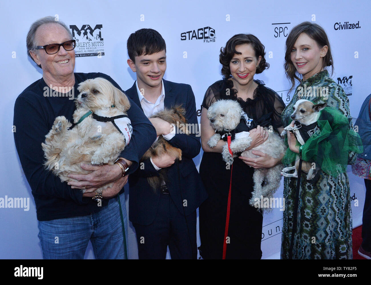 Darsteller Peter Fonda, Lewis MacDougall, Kristen Schaal und Vera Farmiga (L - R) die Premiere des Motion Picture dramatische Komödie 'Grenzen' an der Egyptian Theatre in Hollywood" in Los Angeles, die am 19. Juni 2018 teilnehmen. Der Film erzählt die Geschichte von Laura und ihrem Sohn Henry, der gezwungen, ihrem entfremdeten Pflege zu fahren - kostenlose Topf Umgang Vater über Land, nachdem er aus noch ein Pflegeheim getreten sind. Foto von Jim Ruymen/UPI Stockfoto