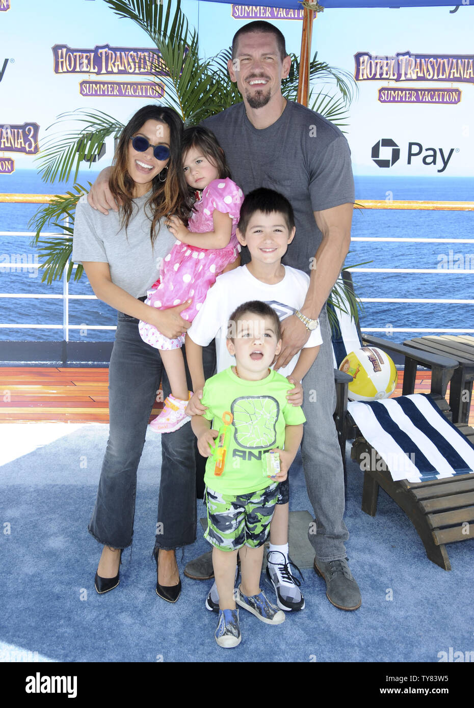 Gäste Sarah Shahi, Ehemann Steve Howey, Tochter Violet Moon Howey, Sohn