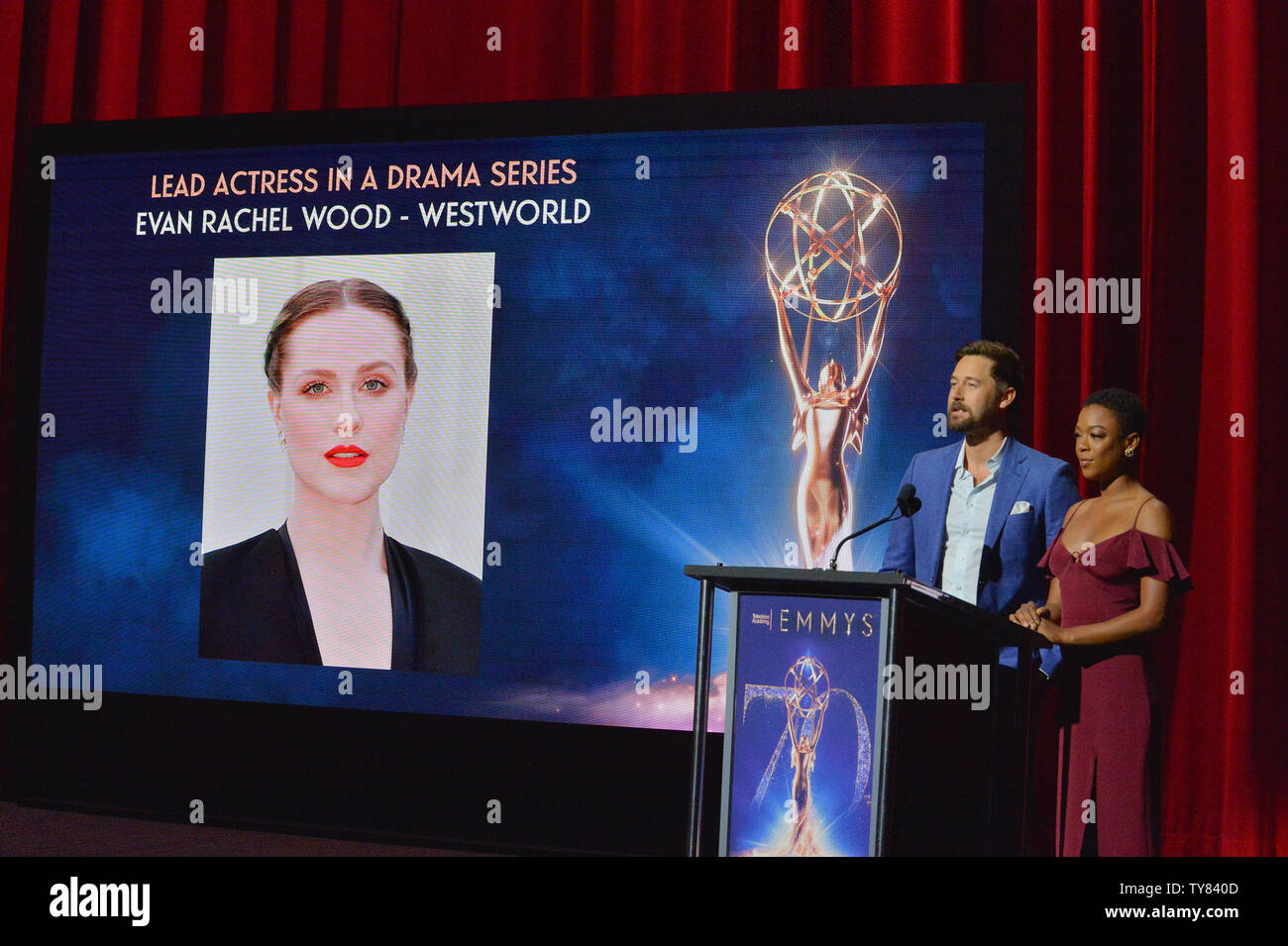 Schauspieler Ryan Eggold (L) und Samira Wiley verkünden die ...