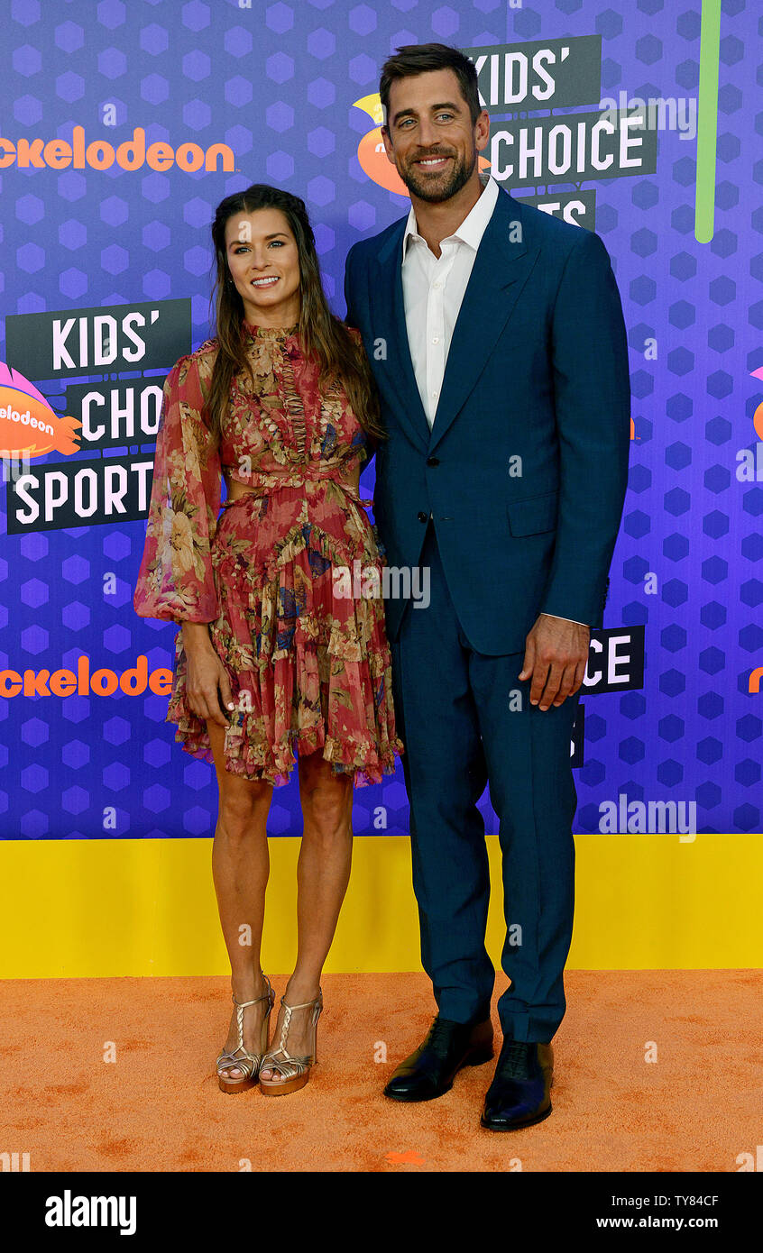 Der ehemalige Rennfahrer Danica Patrick (L) und Green Bay Packers Quarterback Aaron Rodgers teilnehmen von Nickelodeon Kids' Choice Sports Awards 2018 Barker Hangar in Santa Monica, Kalifornien am 19. Juli 2018. Foto von Chris Kauen/UPI Stockfoto