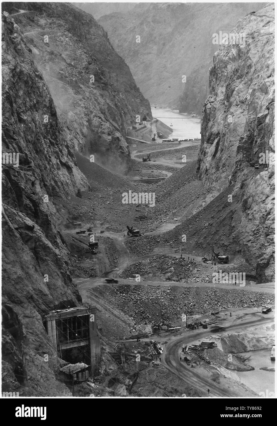 Vor der Suche durch Black Canyon in Richtung Hoover Damsite, Zustand nach Umleitung des Colorado River. Den unteren Ebenen von Canyon mit Material verstopft gestrahlt und abisolierten vom Canyon Wände. Hintere rock Barriere im Vordergrund.; Umfang und Inhalt: Foto aus Band 2 einer Reihe von Fotoalben dokumentiert den Bau des Hoover Dam, Boulder City, Nevada. Stockfoto